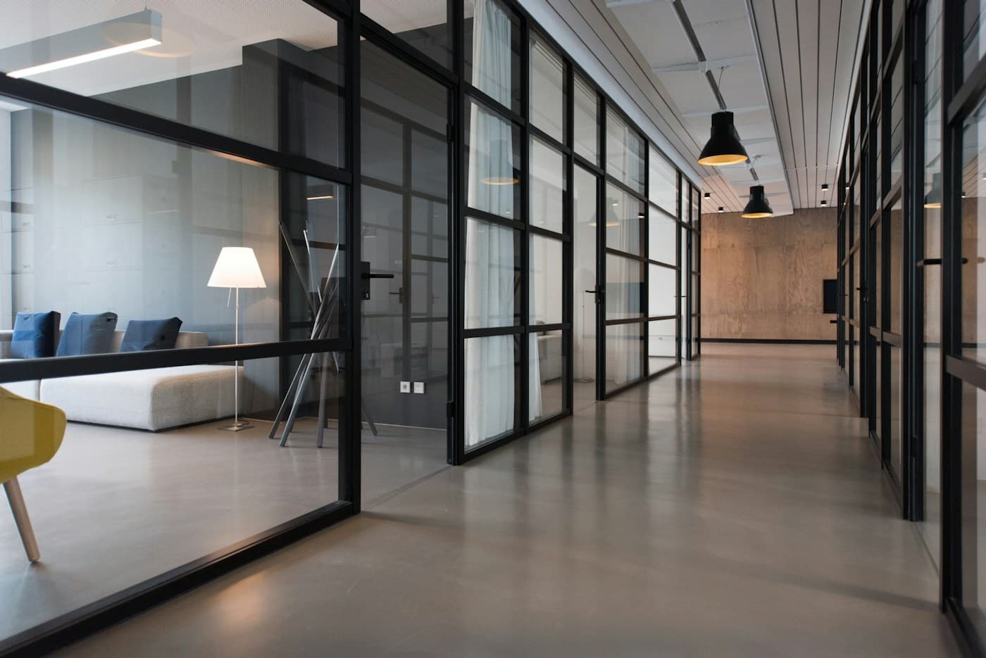 Espace de travail lumineux ouvert sur de grandes fenêtres
